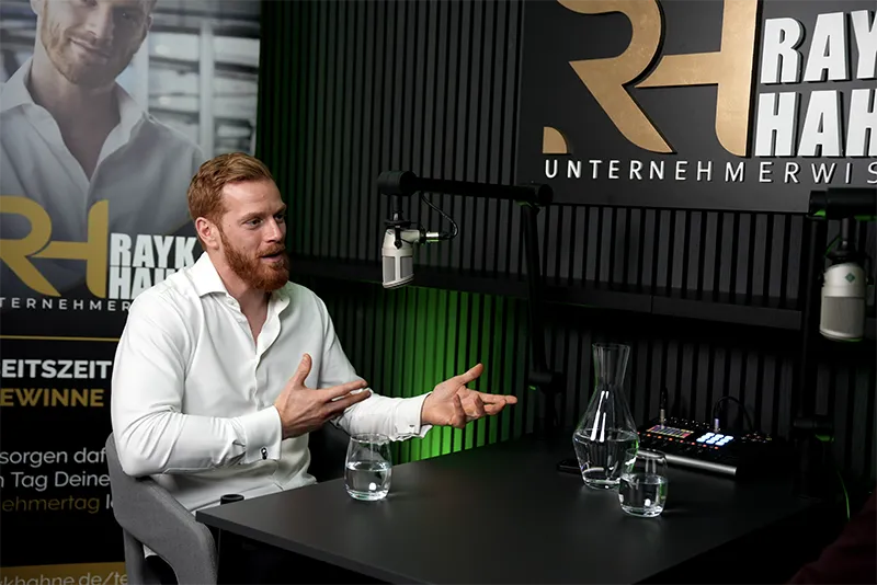 Rayk bei der Aufnahme einer Podcast-Folge